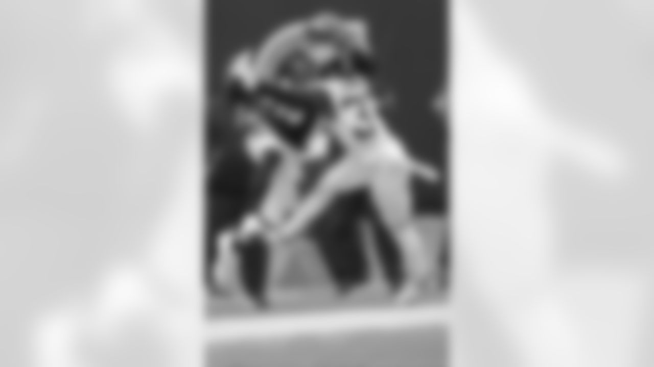 Cincinnati Bengals receiver Auden Tate (19) makes a tough catch despite tight coverge from Jacksonville Jaguars cornerback Tre Herndon in the first quarter during an NFL football game, Sunday, Oct. 4, 2020 in Cincinnati, OH.