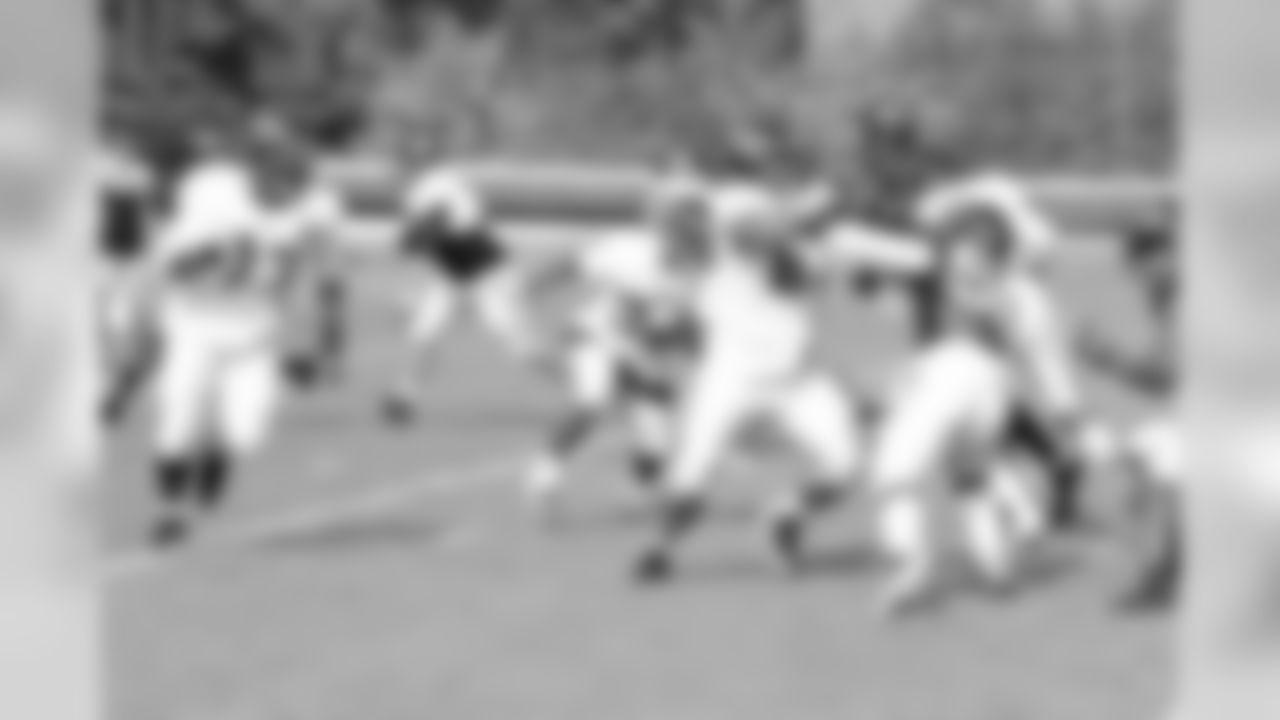 77 Uche Nwaneri, #67 Vince Manuwai
