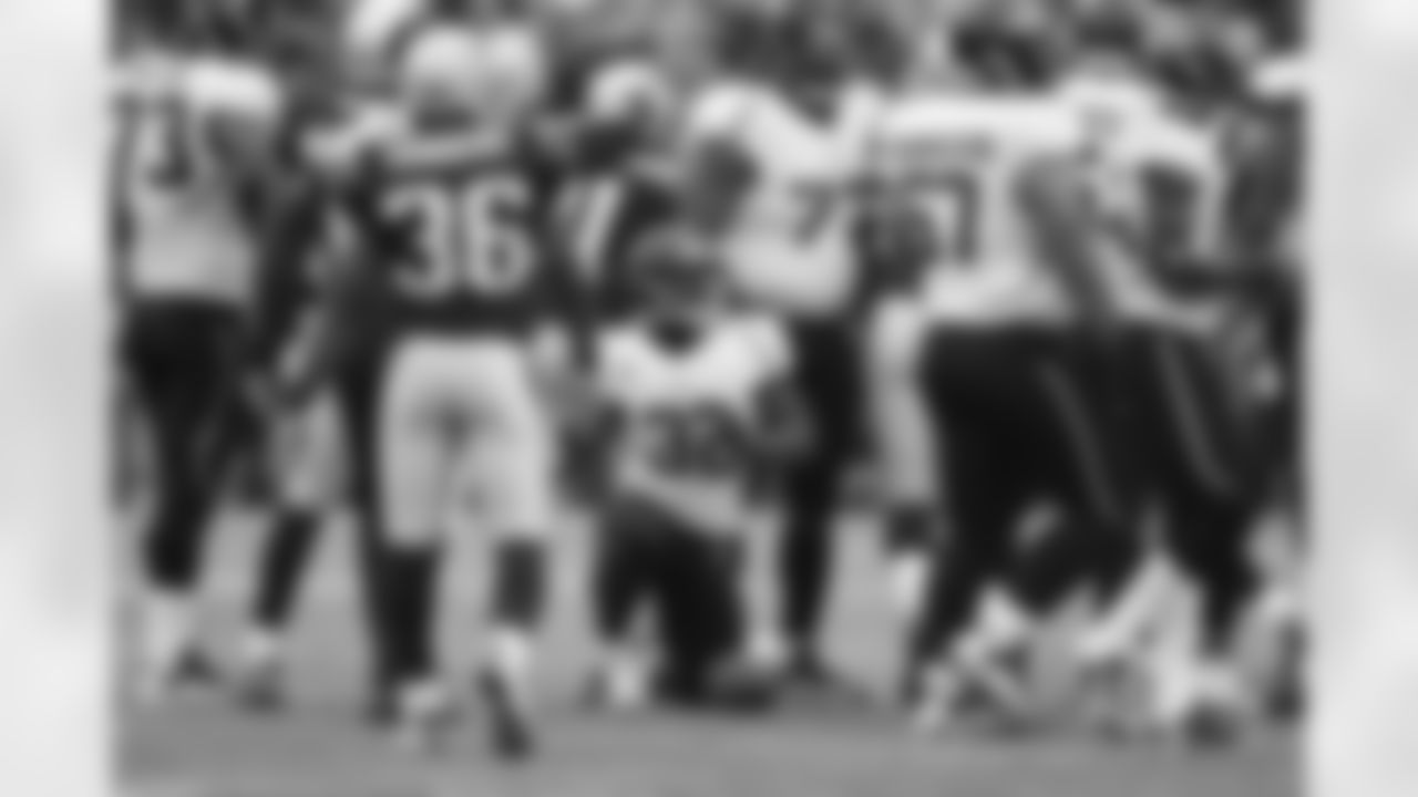 32 Maurice Jones Drew, #77 Uche Nwaneri, #67 Vince Manuwai