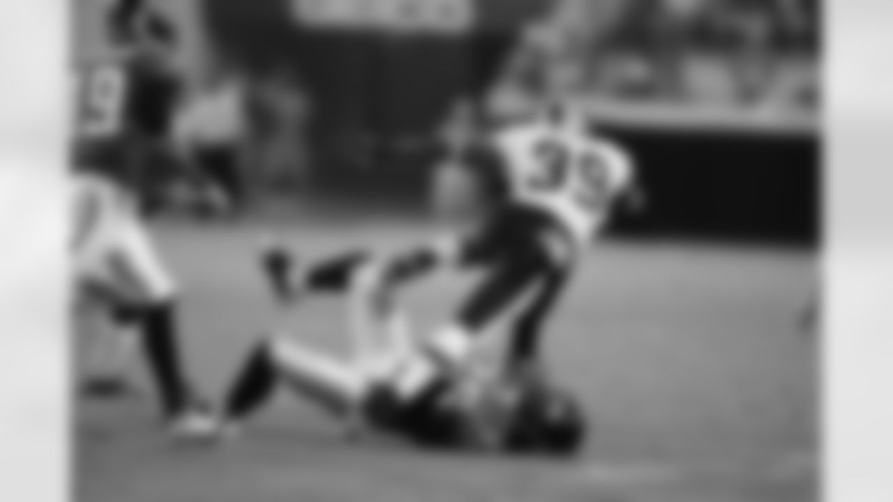 19 Tiquan Underwood, #25 Reggie Nelson