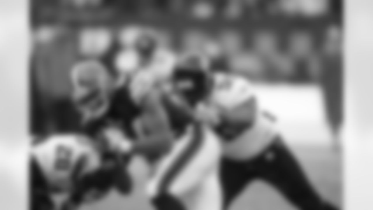 20 Anthony Smith, #59 Brian Iwuh