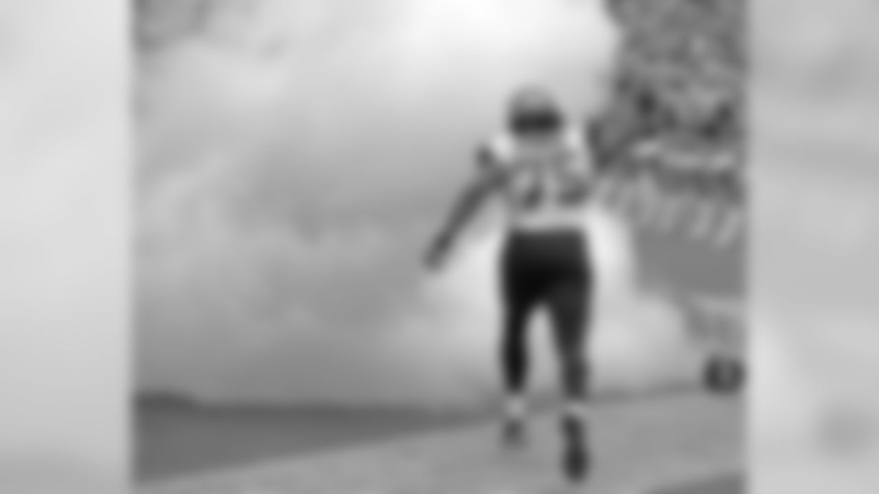 Jaguars LT Eugene Monroe runs onto the field for what would be his last game with the team. He was traded to Baltimore on Oct. 2.