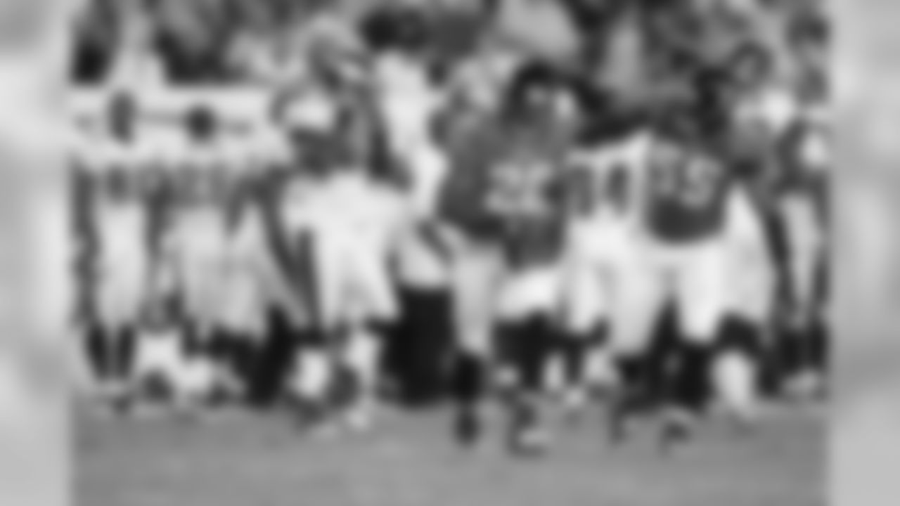 20 Anthony Smith, #55 Kirk Morrison