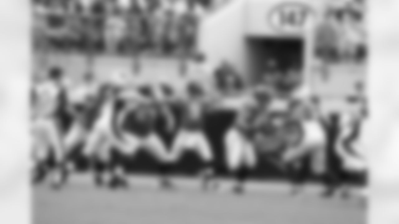 63 Derrick Landri, #9 Brad Meester, #67 Vince Manuwai