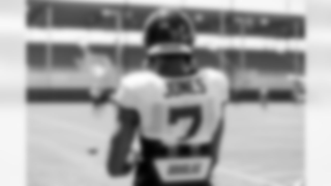 WR Zay Jones (7)