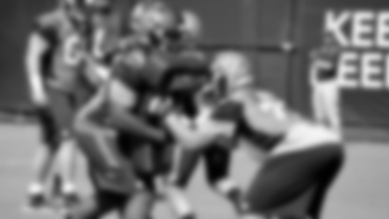 Helps the lineman focus on propr hand placement and technique.