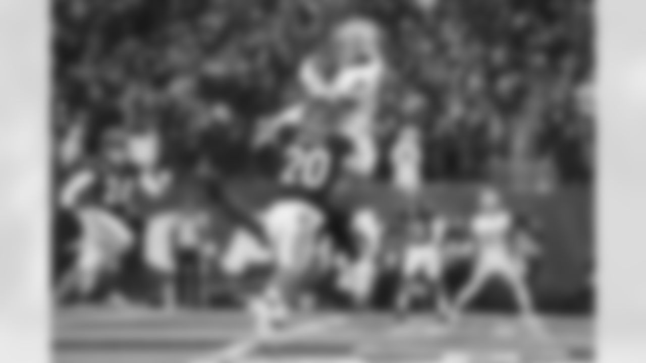 Las Vegas Raiders' Zay Jones (7) makes a touchdown catch against Cincinnati Bengals' Eli Apple (20) during the first half of an NFL wild-card playoff football game, Saturday, Jan. 15, 2022, in Cincinnati. (AP Photo/AJ Mast)