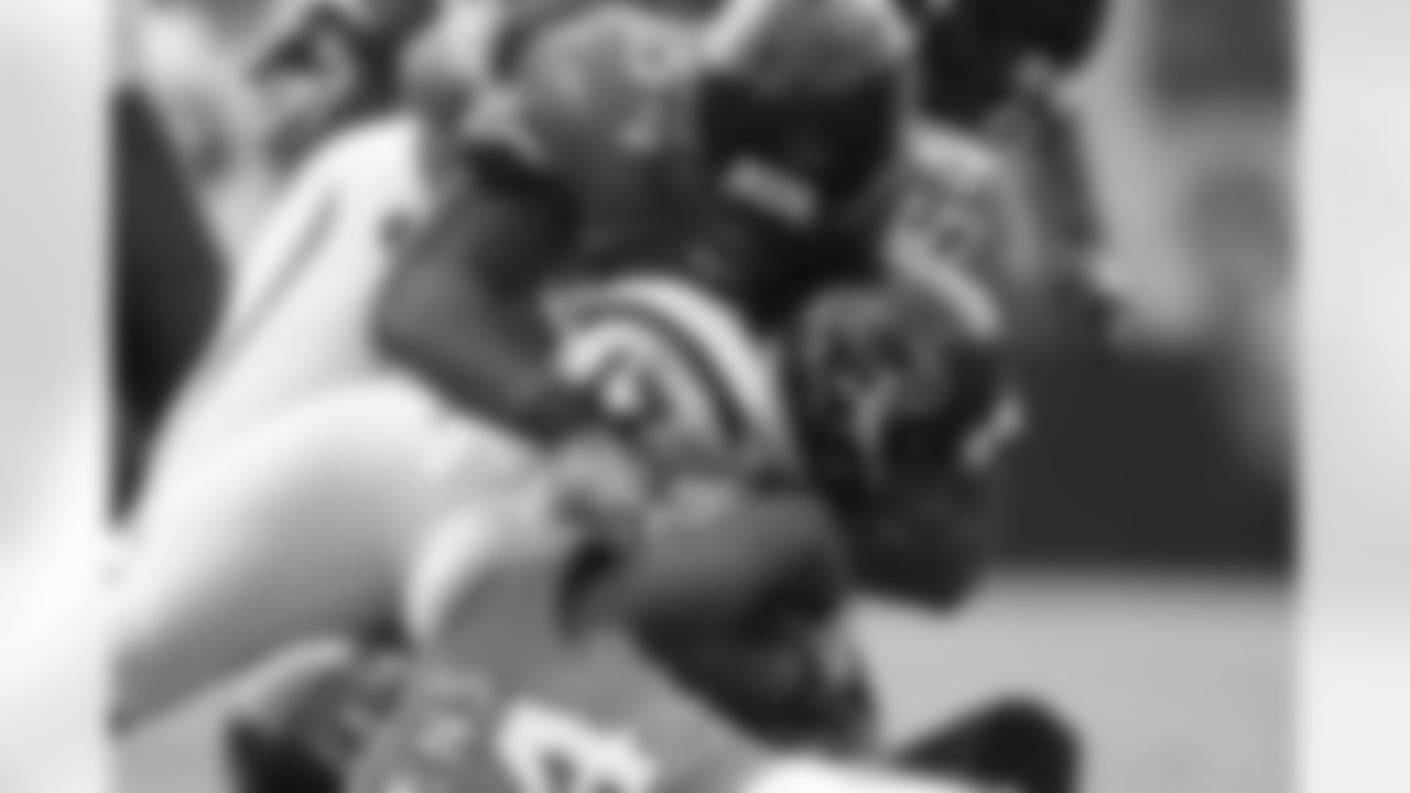 54 Quentin Groves, #24 Montell Owens