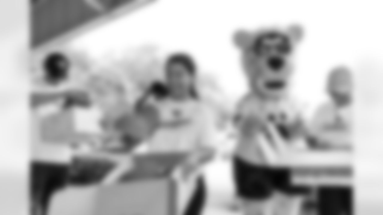 2022_0917_HHMFoodDistribution_020