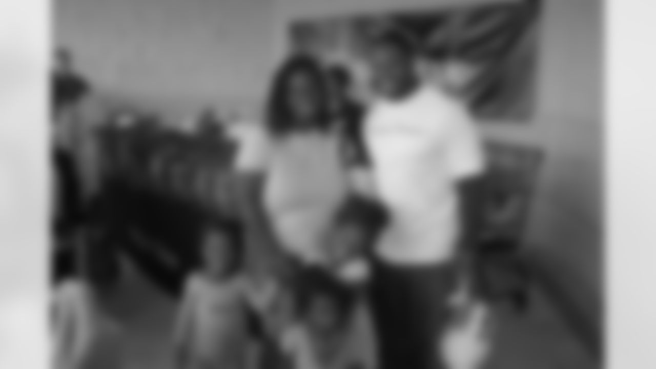Jones-Drew provides Thanksgiving meals