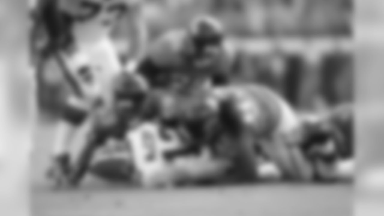 59 Larry Hart, #36 Courtney Greene, #93 Tyson Alualu