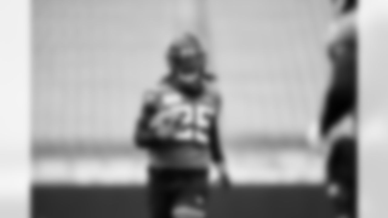 Jaguars running back D'Ernest Johnson (25) during Mandatory Minicamp at TIAA Bank Field in Jacksonville, FL on June 13, 2023.