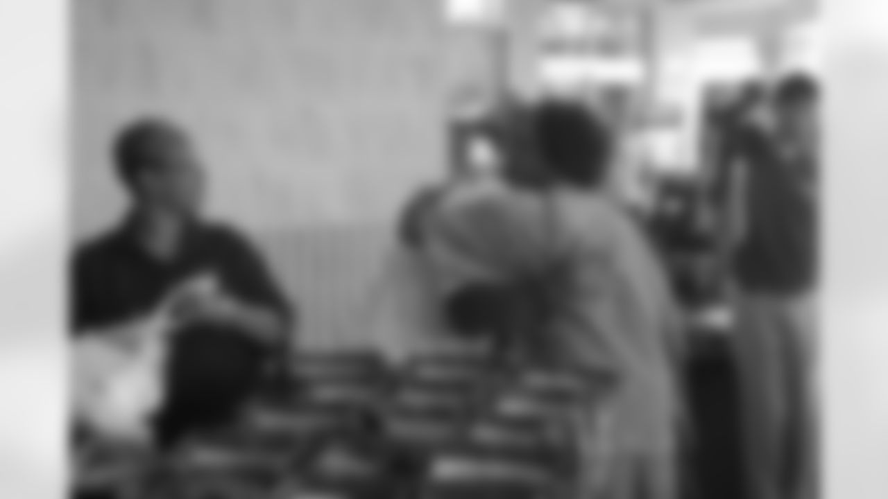 Jones-Drew provides Thanksgiving meals