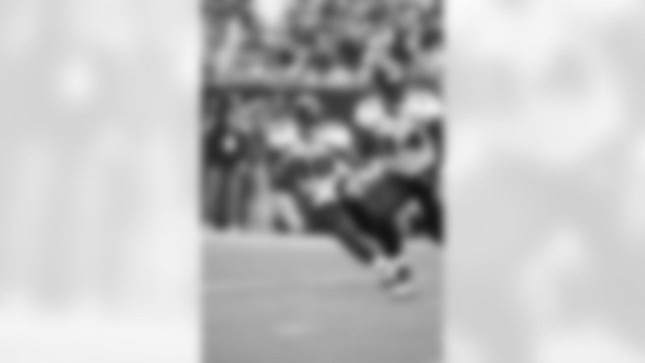 80 Mike Thomas, #24 Montell Owens