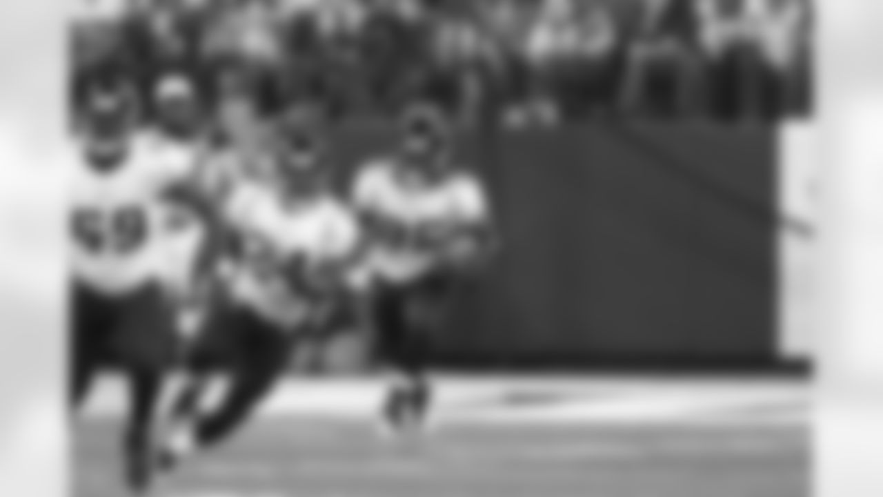 69 Leger Douzable, #24 Montell Owens, #35 Deji Karim
