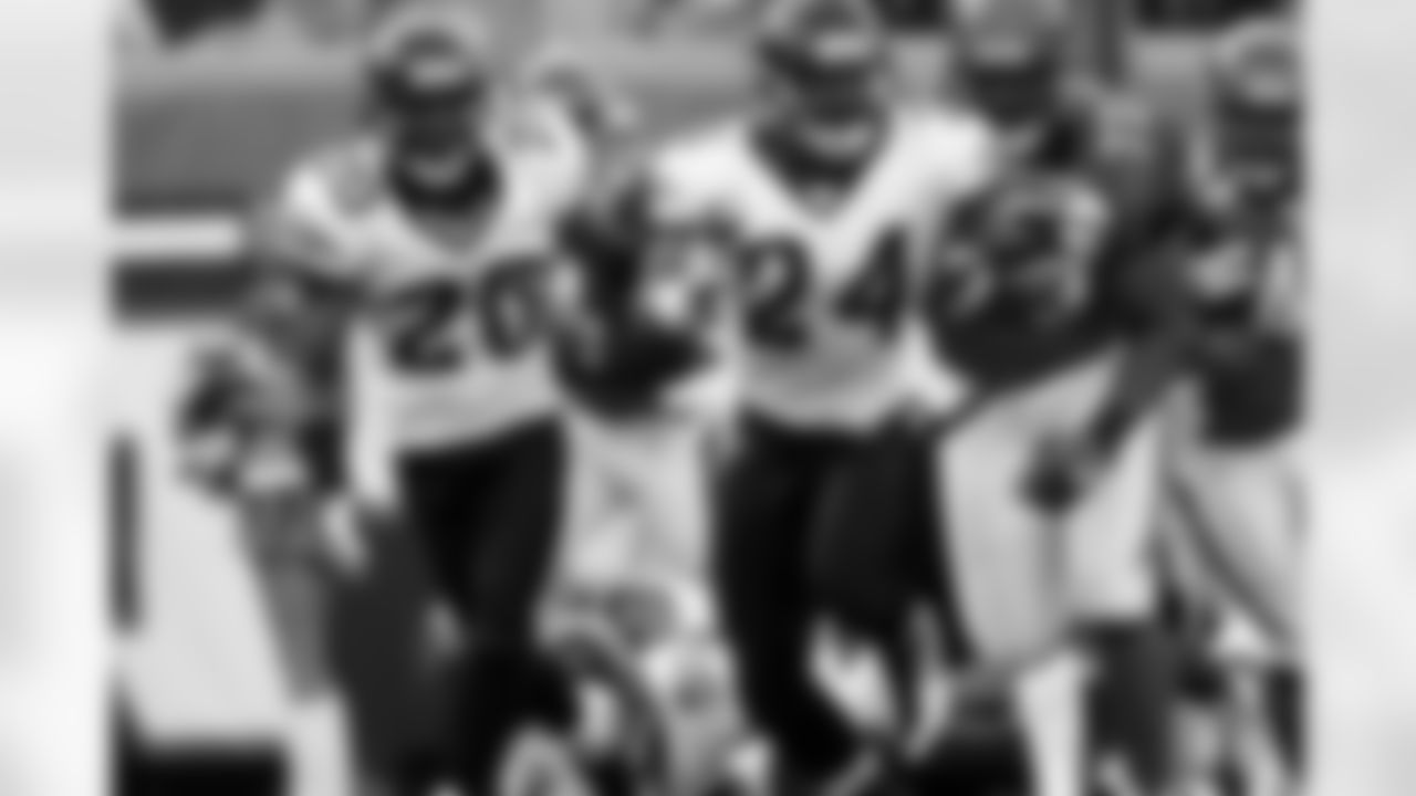 20 Pierson Prioleau, #24 Montell Owens