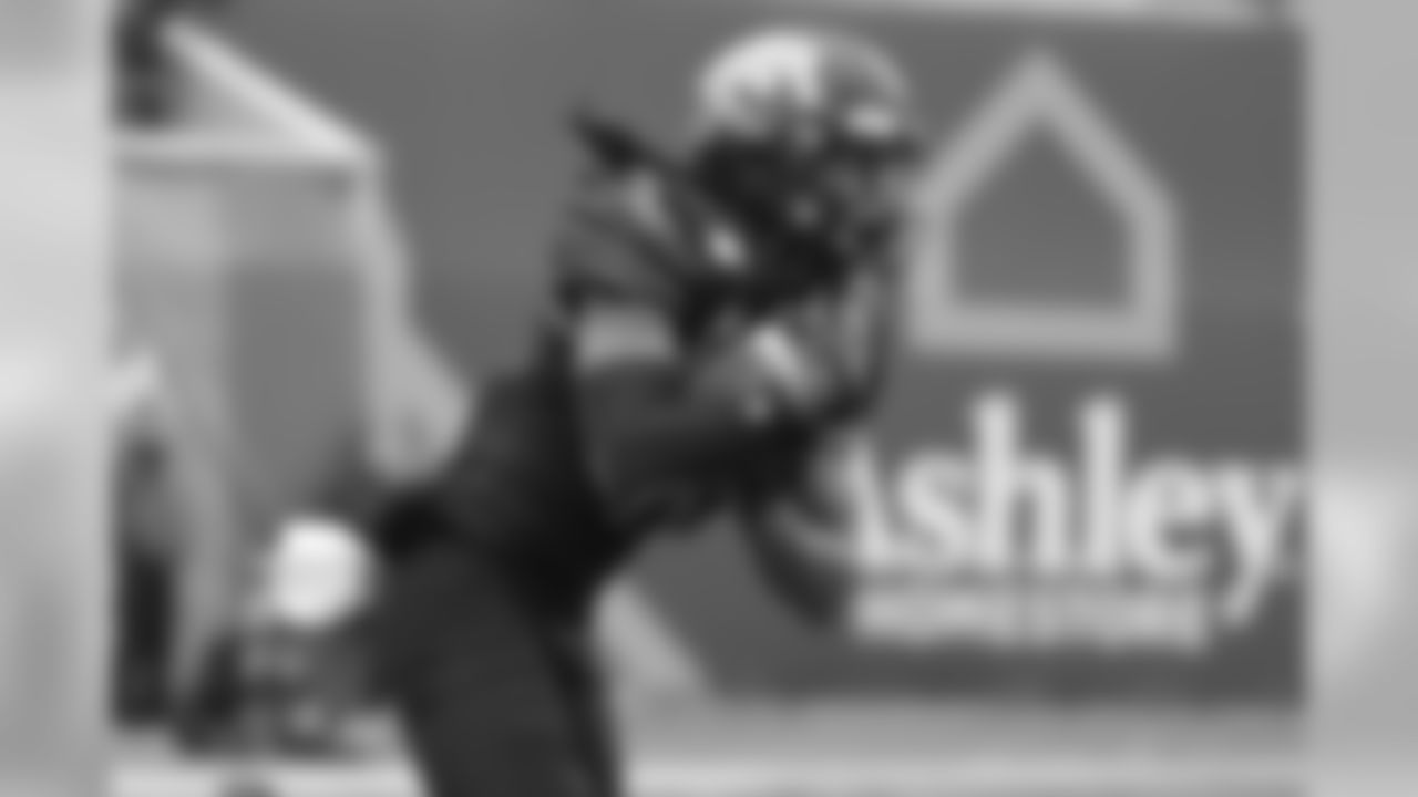 Memphis' Chris Claybrooks runs the opening kickoff back 94 yards for a touchdown against Cincinnati in the first half of an NCAA college football game Friday, Nov. 29, 2019, in Memphis, Tenn. (AP Photo/Mark Humphrey)