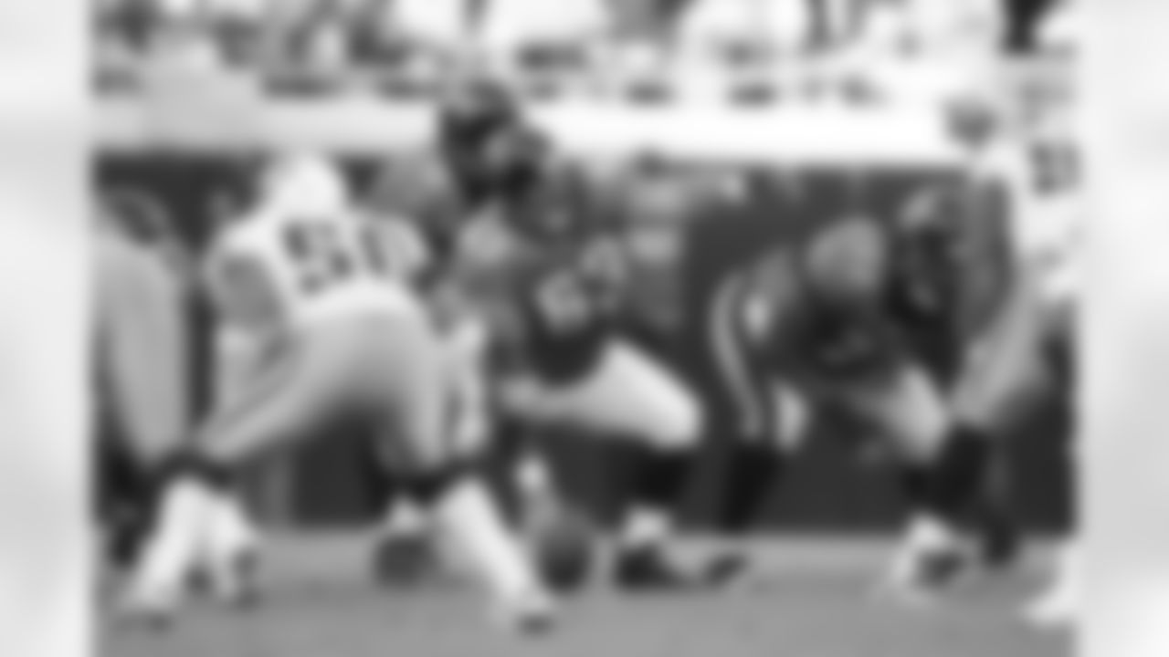 63 Brad Meester, #77 Uche Nwaneri