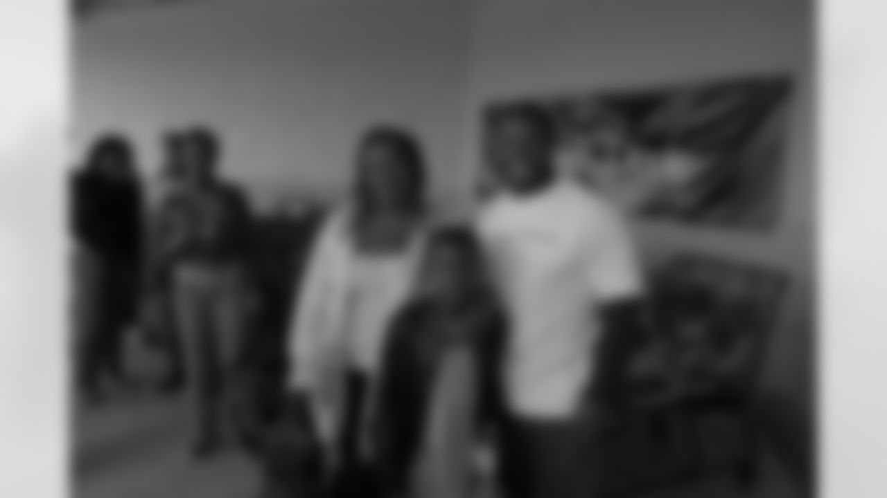 Jones-Drew provides Thanksgiving meals