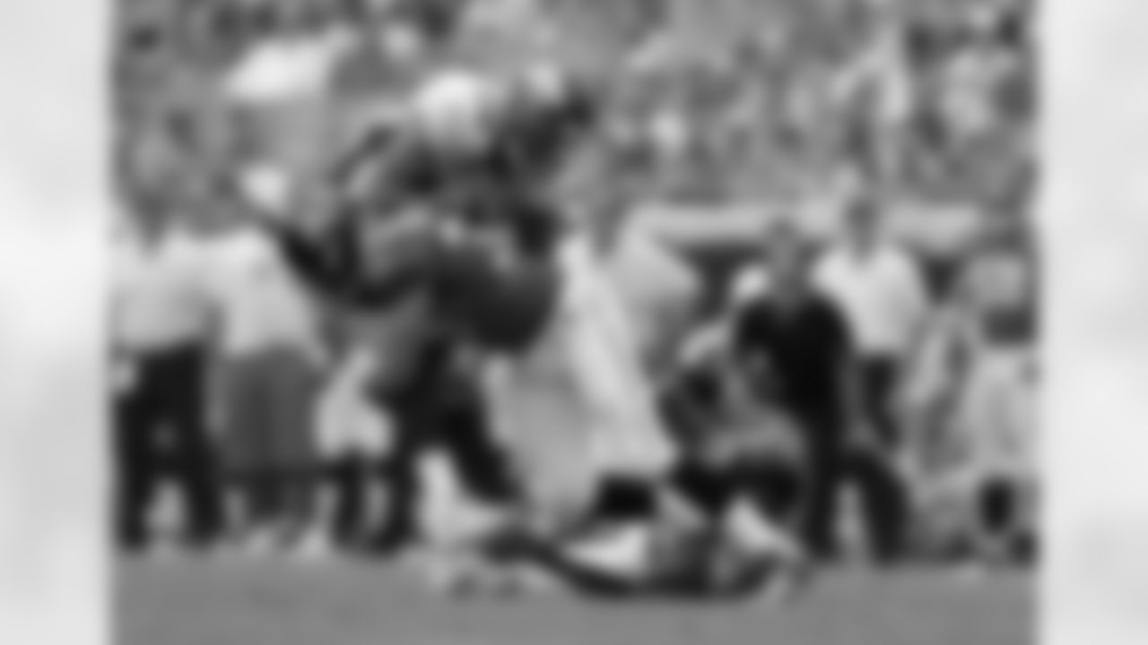 37 Sean Considine, #55 Kirk Morrison