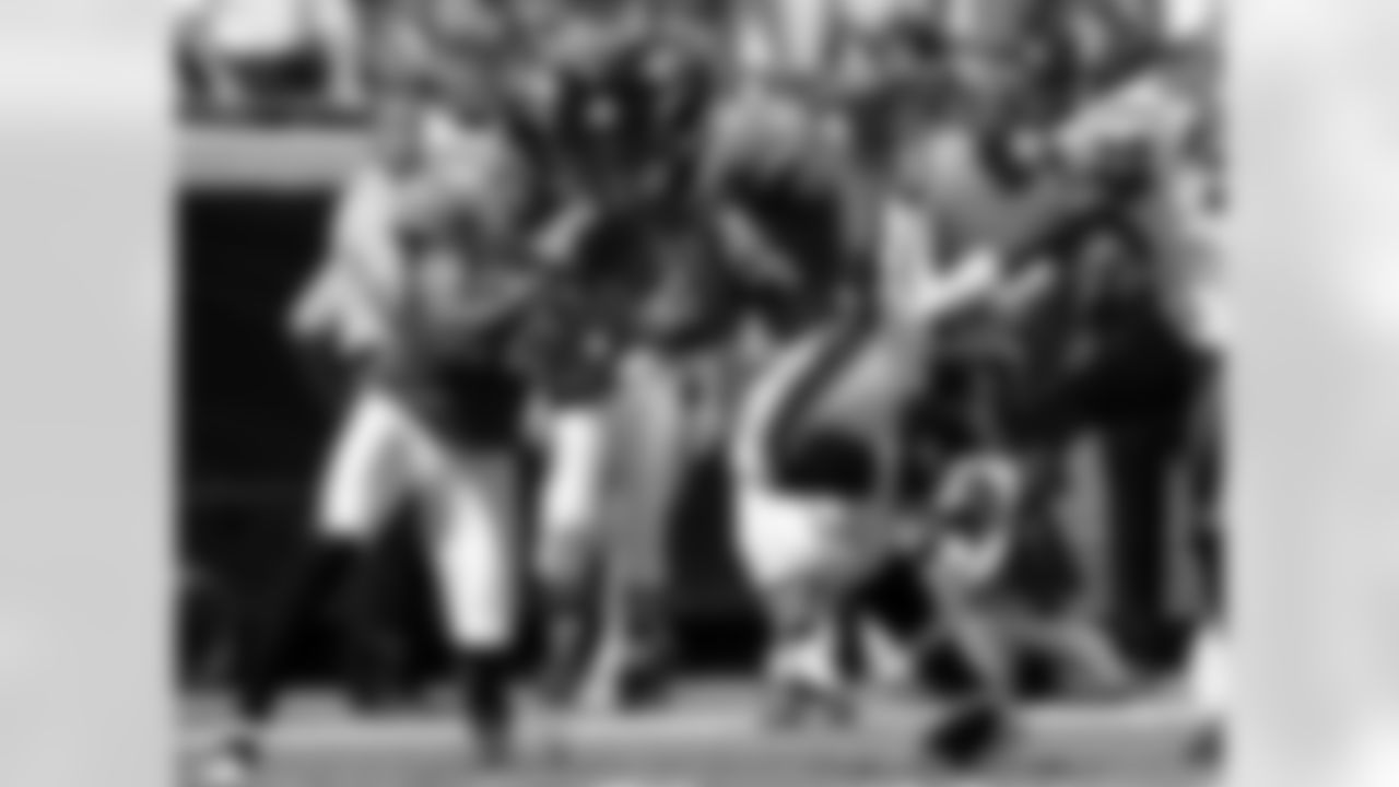 86 Dennis Northcutt, #24 Montell Owens
