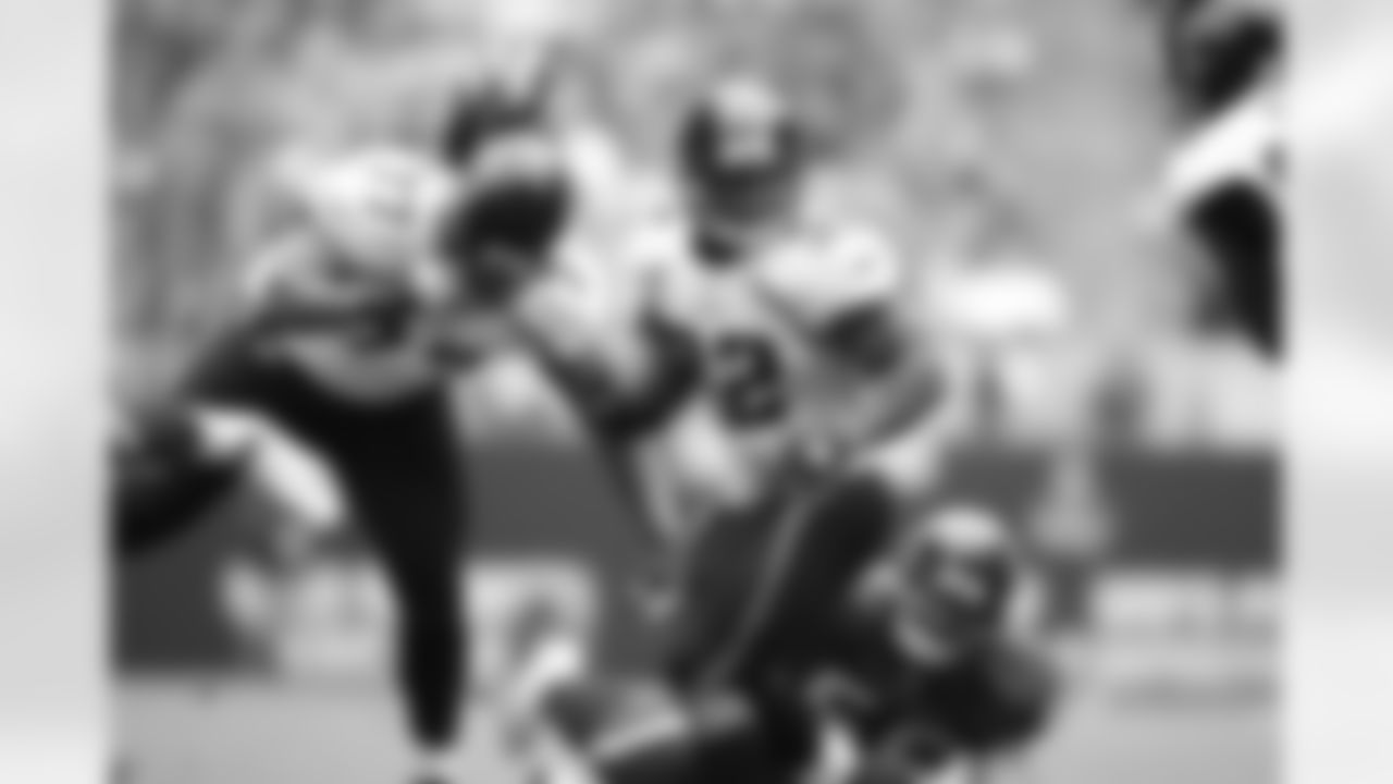 77 Uche Nwaneri, #32 Maurice Jones-Drew