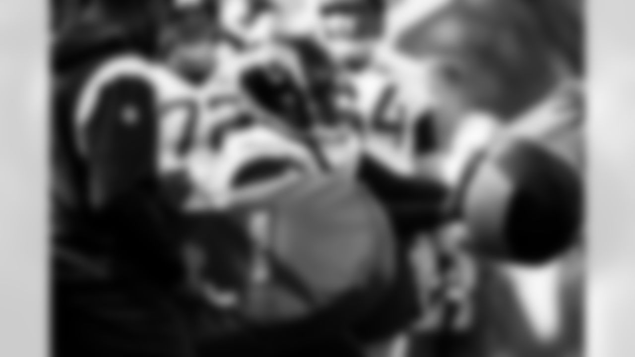 OL Darryl Williams (60)