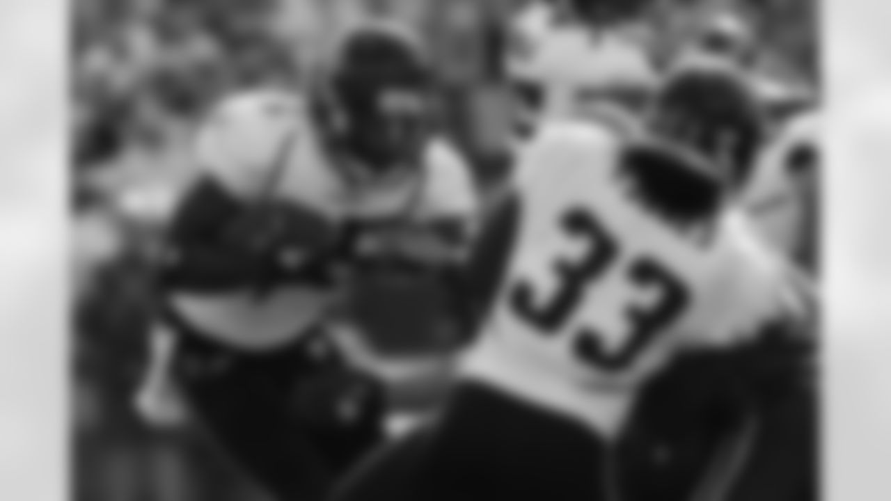 35 Deji Karim, #33 Greg Jones