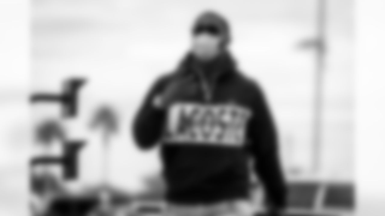 2021_1128_vs_Falcons_Arrivals_TE_060
