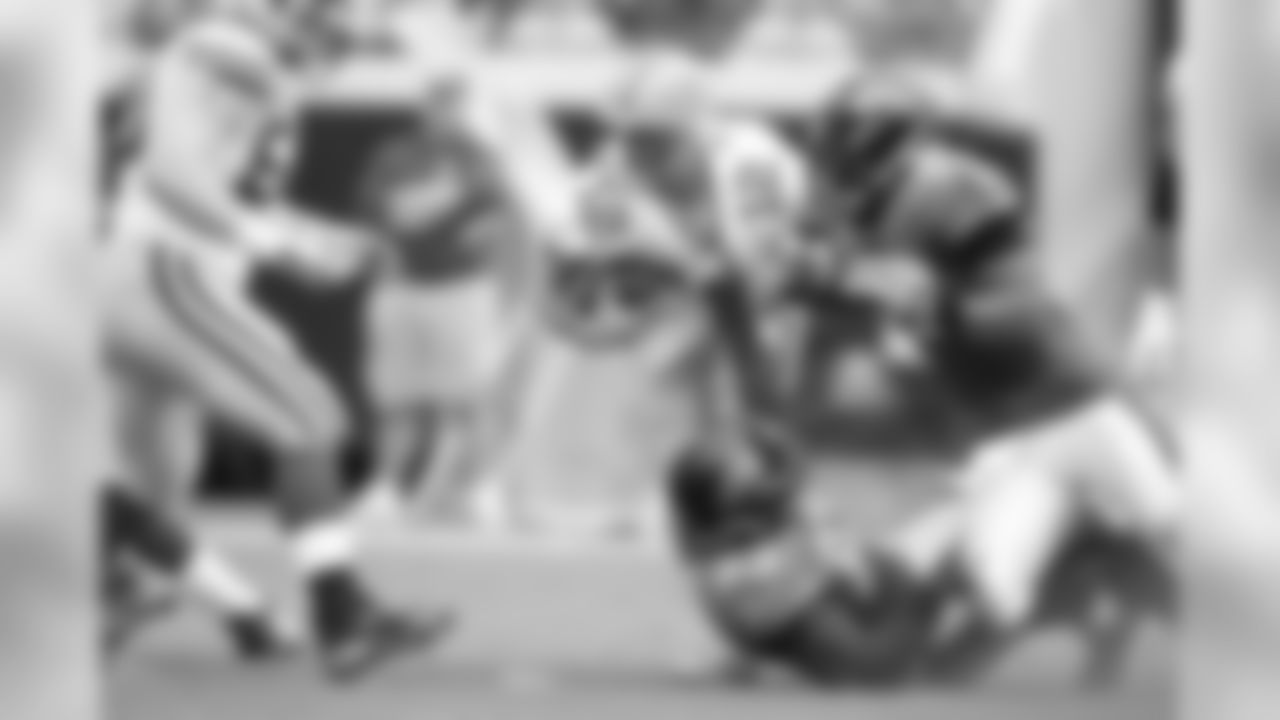 93 Quentin Groves, #52 Daryl Smith