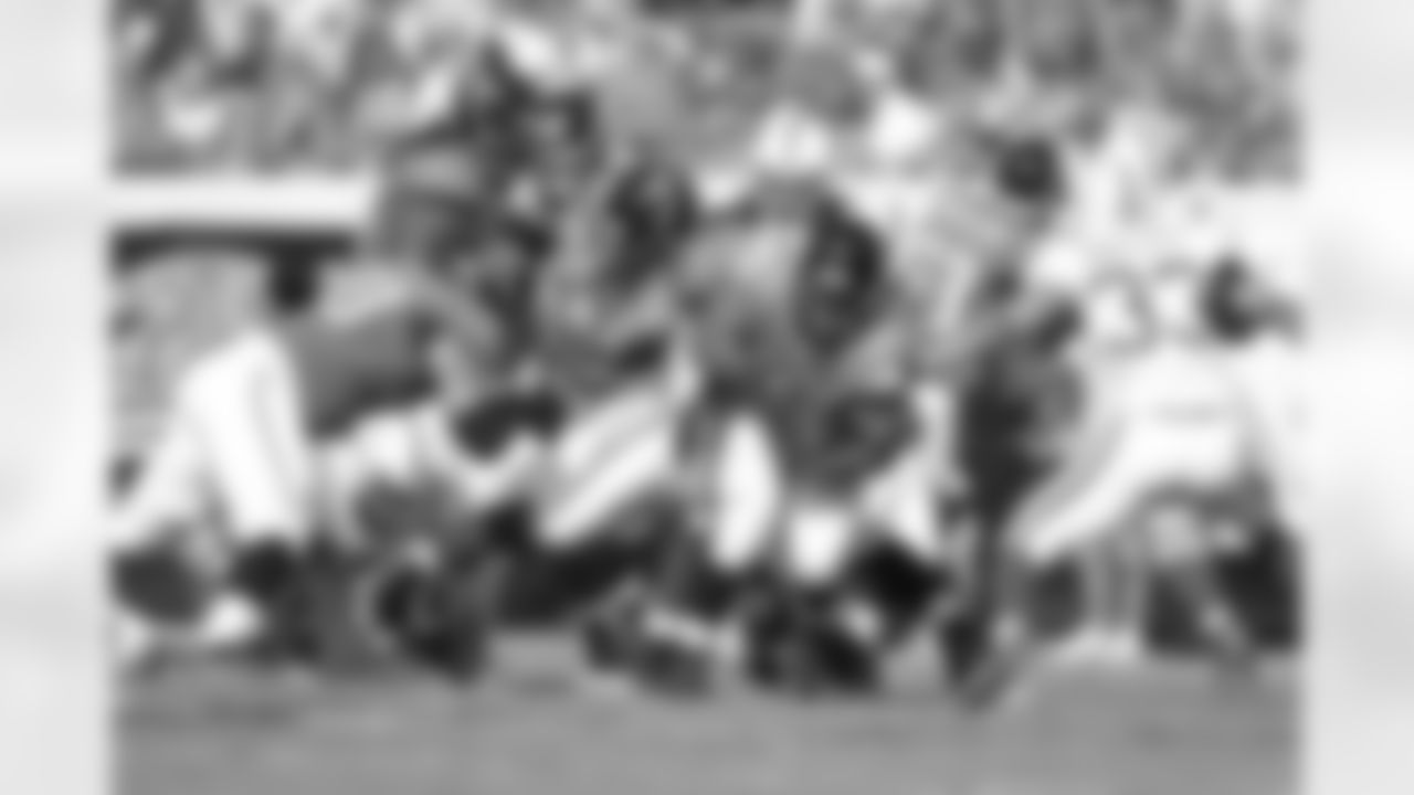 77 Uche Nwaneri, #73 Eben Britton, #32 Maurice Jones-Drew