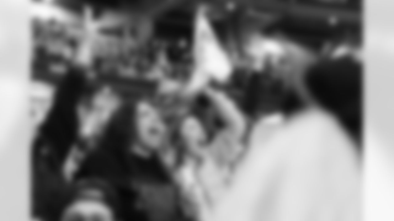 2023_0121_DuuuvalWatchParty_060