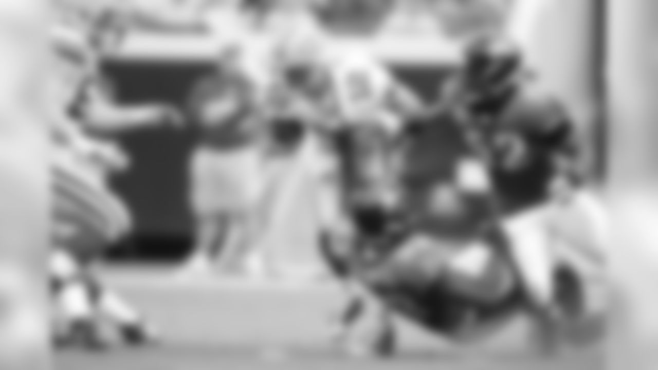 93 Quentin Groves, #52 Daryl Smith