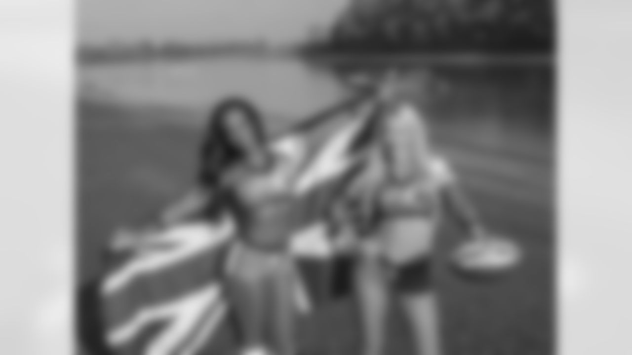 Jacksonville Jaguars and the Philadelphia Eagles play in the NFL London Game 3 at Wembley Stadium in London on Sunday, October 28th-Jacksonville Jaguars Cheerleaders photo shoot on the banks of the River Thames opposite Craven Cottage photo: Dave Shopland/NFL