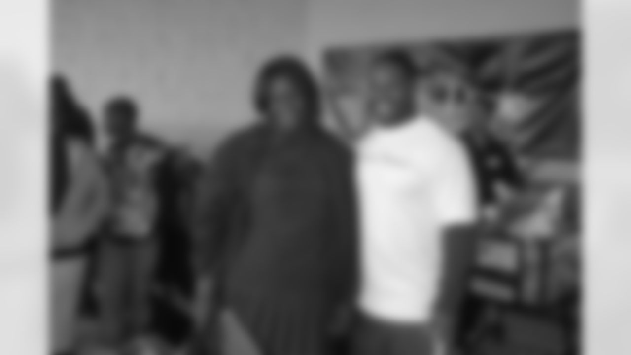 Jones-Drew provides Thanksgiving meals
