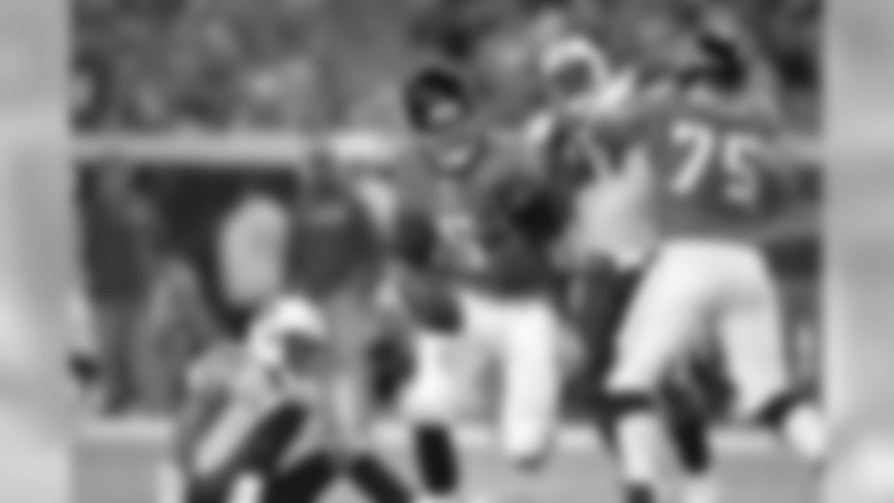 5 Trent Edwards, #75 Eugene Monroe