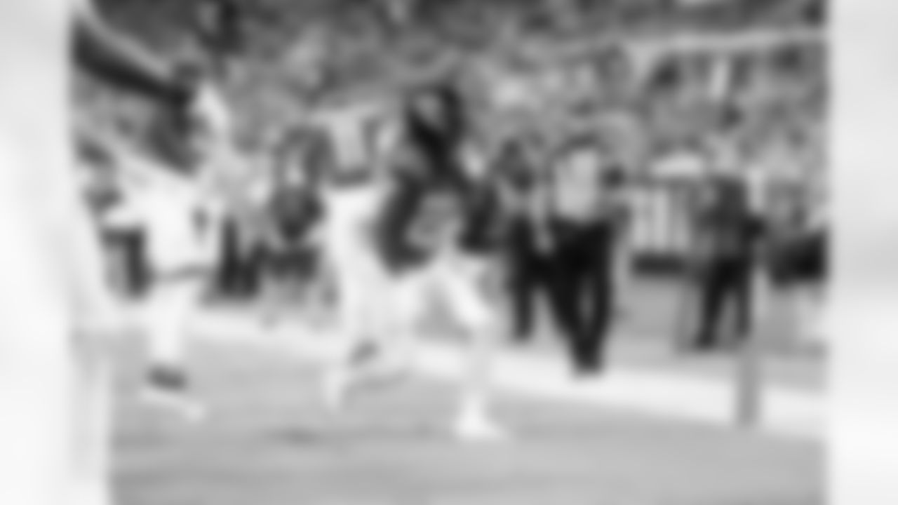 Jacksonville Jaguars vs. Miami Dolphins
RB JaMycal Hasty (22)