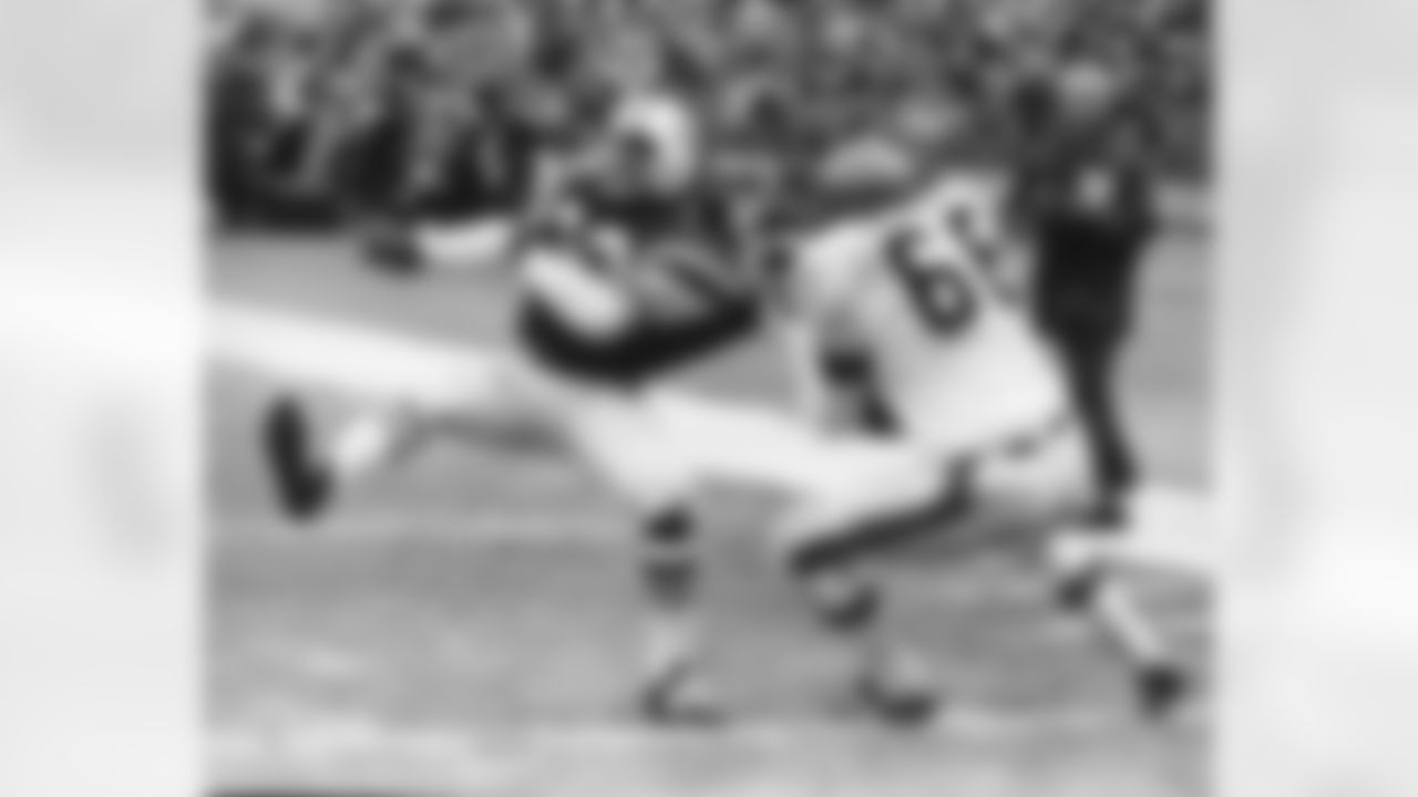 RB Emerson Boozer does his best to break free of LB Bill Bergey's grasp during the Jets' 35-21 win over Cincinnati on 12/19/71.