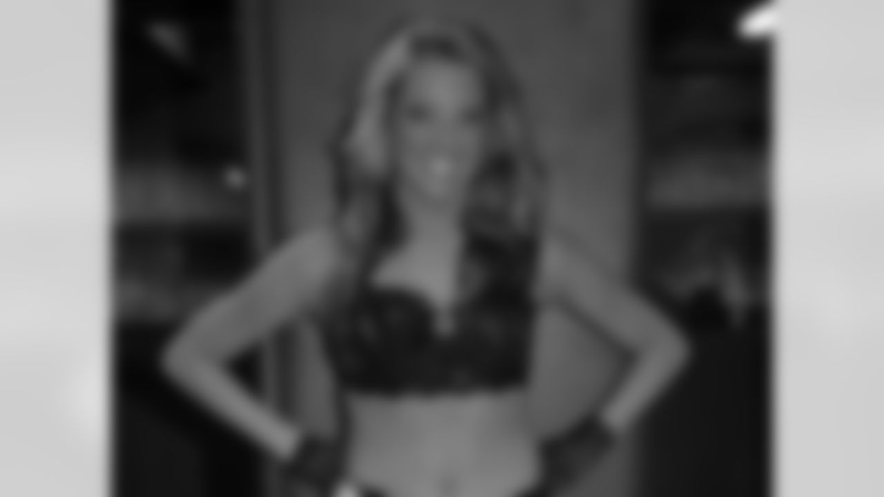 Laura V. - 2009 Flight Crew Member Photos