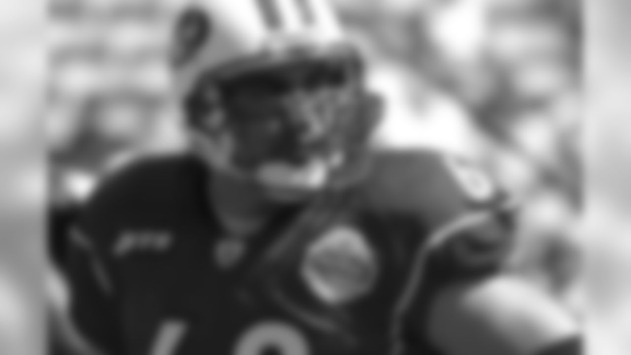 Jets center Kevin Mawae started his sixth consecutive Pro Bowl in 2005 after another dominating 2004 season.MawaeKprobowlI