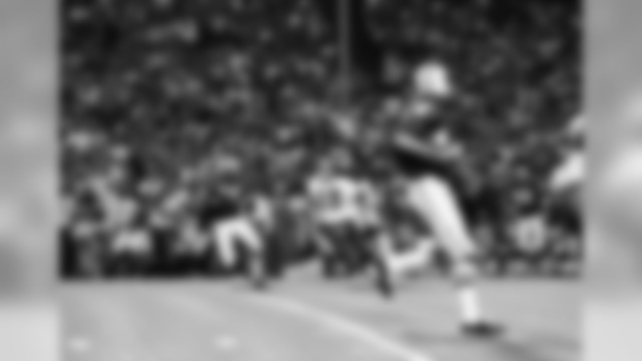New York Jets Richard Caster (88) hauls in a second period pass intended for Cowboys Lance Rentzel (19) action on Sept. 14, 1970 in Dallas. Jets beat the Cowboys 29-21. Watching the play is Jets safety W.K. Hicks (33). (AP Photo)