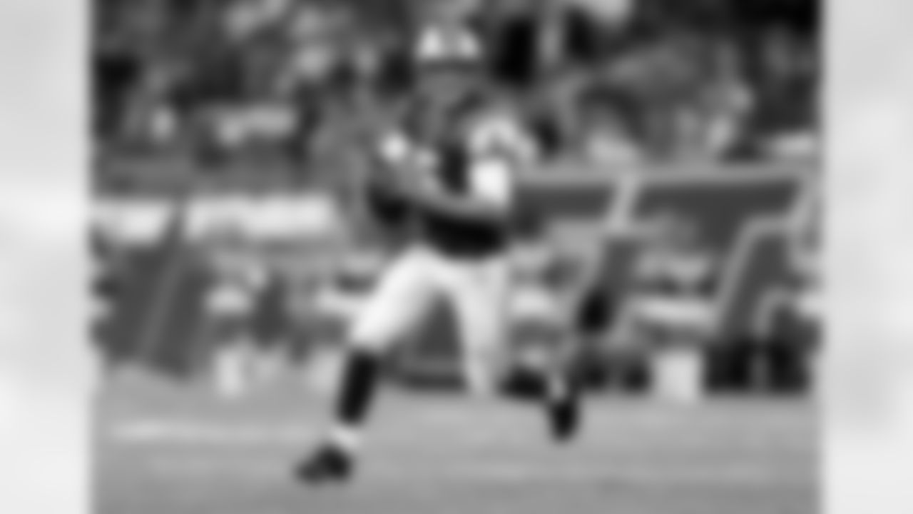 Since Geno won't play and Vick figures to get only a couple snaps, we could be seeing a lot of Matt Simms under center. Simms played well last year on the strength of 33-for-44 passing for 285 yards in a 27-20 win.