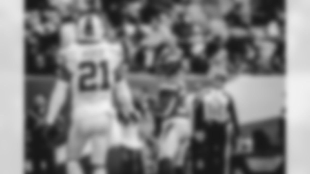 SNY43812_1