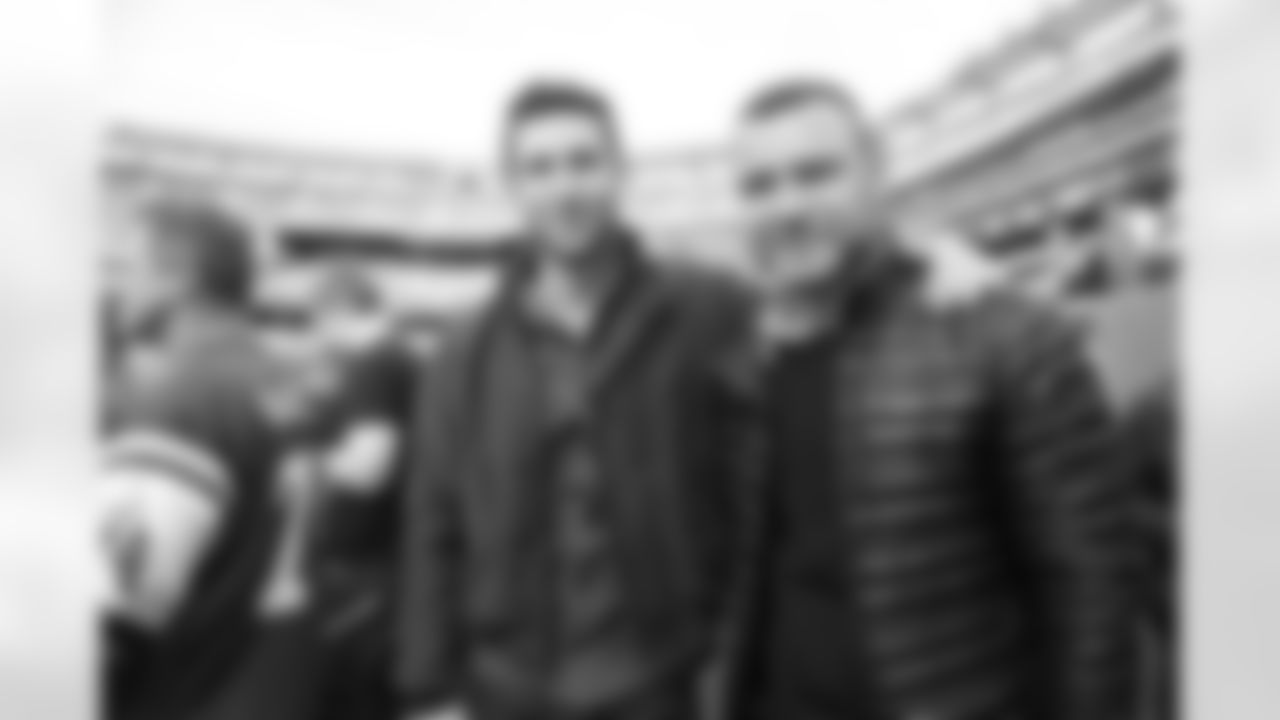 Actors and half-brothers Pablo & Liev Schreiber took in a beautiful fall afternoon at MetLife Stadium on Nov. 9 as the Jets defeated the Steelers 20-13.