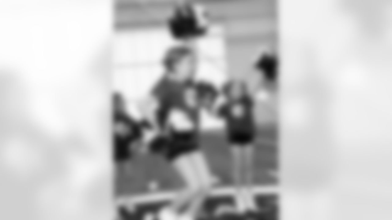 2010 NY Jets Junior Flight Crew Photo Shoot