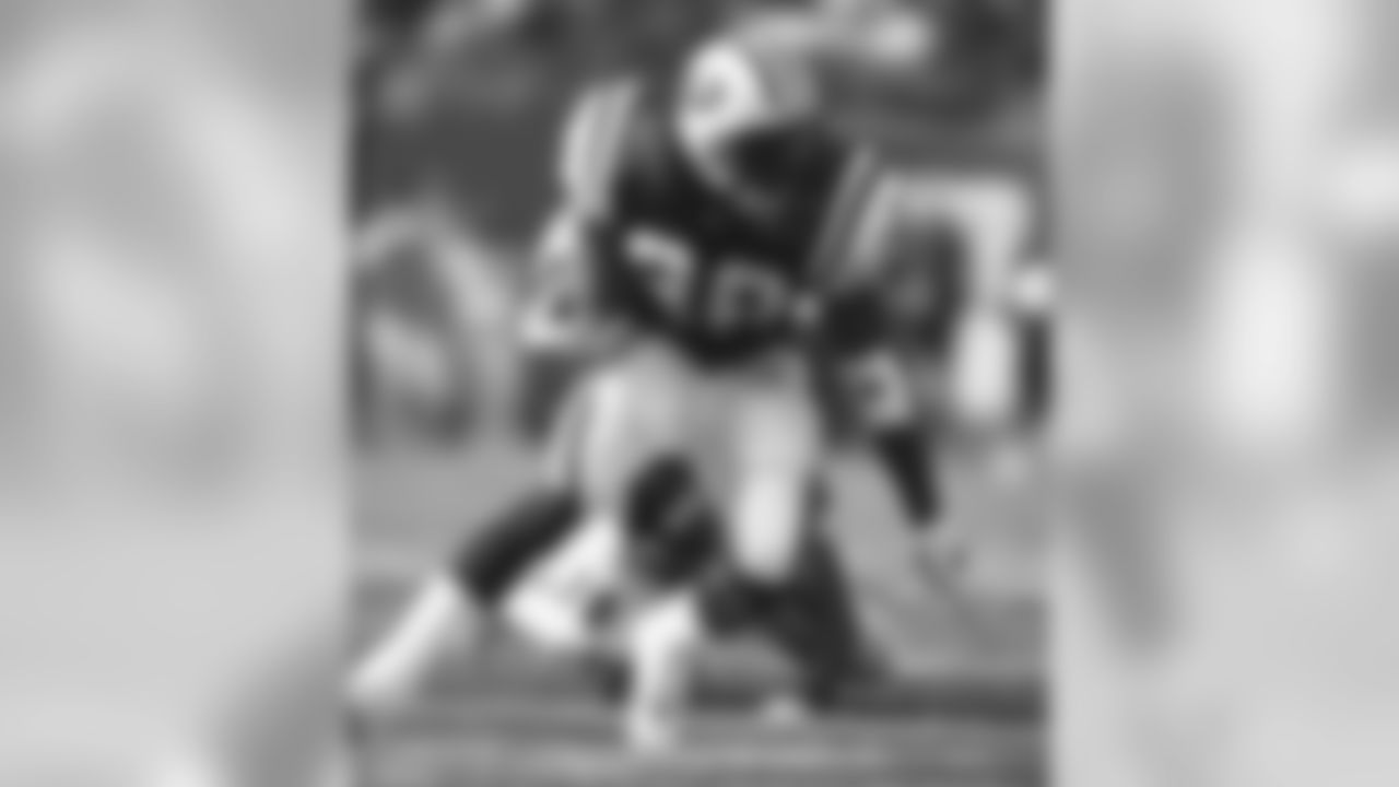 HOF RB Curtis Martin carries the ball in preseason action on 8/15/98, a 24-10 Ravens win over the Jets.