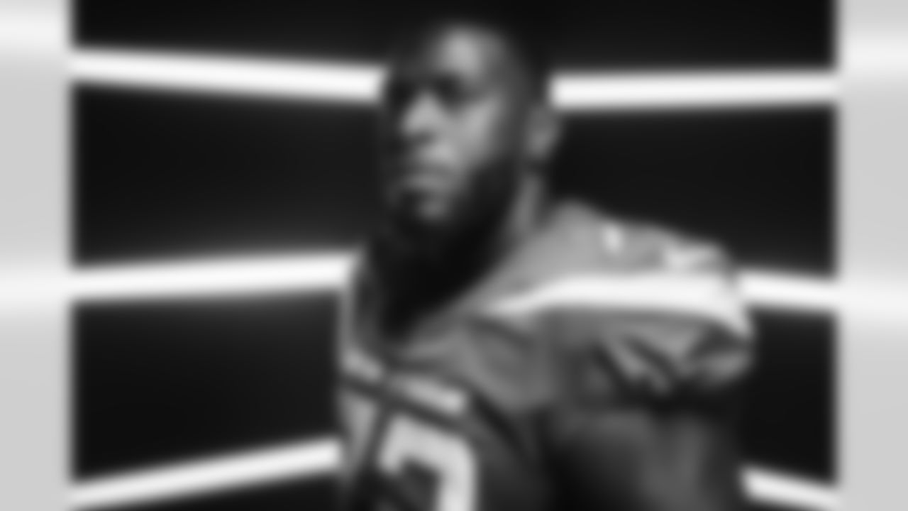 DL Micheal Clemons