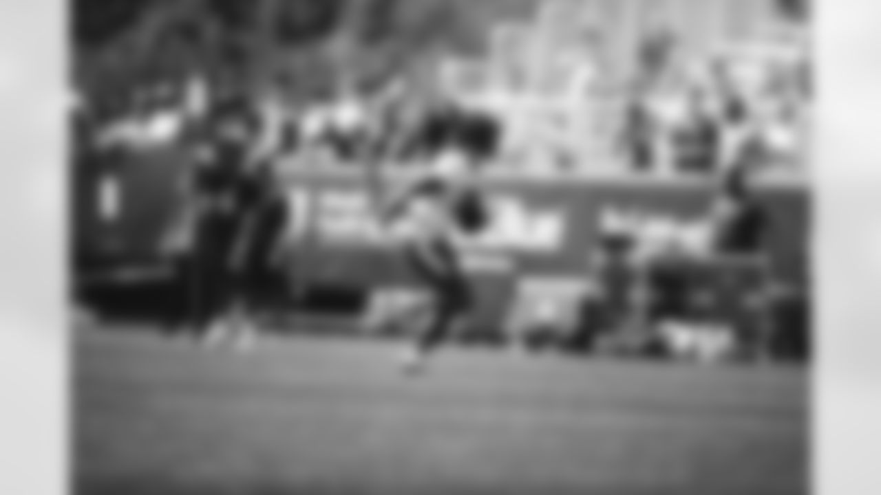 E_SNY27422