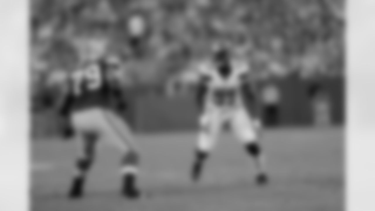 OLB Cam Johnson