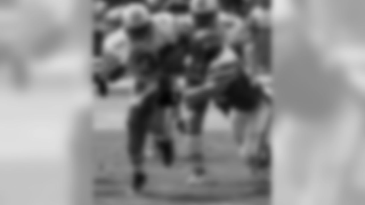 Miami Dolphins Karim Abdul-Jabbar (33) carries the ball as New York Jets Chad Cascadden (53) makes a tackle during the second quarter at Pro Player Park in Miami Sunday Sept. 15, 1996. (AP Photo/Marta Lavandier)